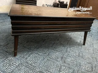  8 طقم كنبايات 7 مقاعد تفصيل خشب ثقيل مستعمل للبيع مكون من 1 ثلاثية 1 ثنائية 2 مفردة مع طقم طربيزات