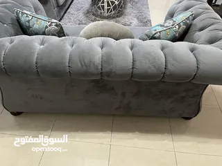  3 طقم كنب و كراسي فخم شبه مستعمل نظيف ب حاله افضل من ممتازه لل بيع