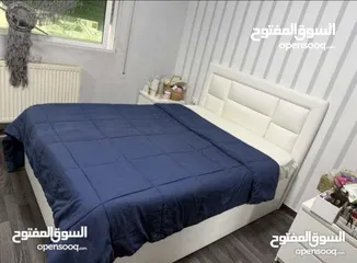  5 تخت مفرد ونص ستاندرد مع بوكس لون ابيض بحالة ممتازة استعمال اقل من سنة من ميداس خشب لاتيه مع فرشته