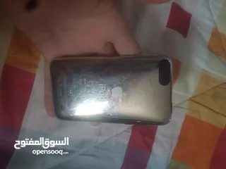  1 بحالة الوكالة  ipod touch 2 معا شاحن الاصلي و شغال مية مية