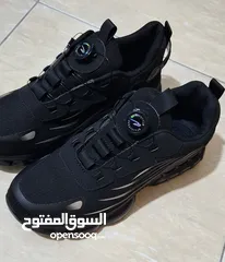  1 حذاء اسود لم يلبس جديد-رياضي-سهل اردتاء-45 EU-خامة ممتازة