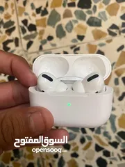  2 Apple airbuds
