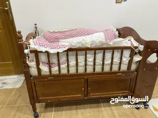  1 سرير طفل مع ملحقاته مندر ومصد طفل