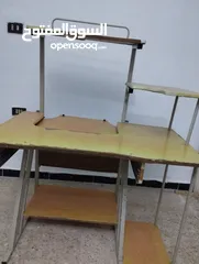  1 طاولة كمبيوتر مستعملة للبيع