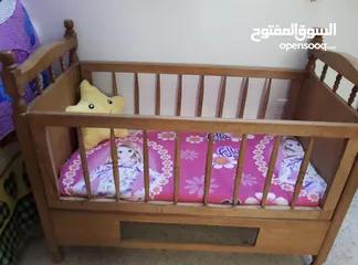  1 تخت أطفال زان بالكامل بحال الجديد  بسعر حرق ........................................................