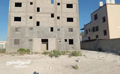  4 بناء قائم مع ارض مساحتها 3280 متر مربع  موقع تجاري