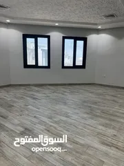  3 للإيجار في غرب عبد الله المبارك شقة من بناية زاوية ارتداد كبير تشطيب سوبر ديلوكس