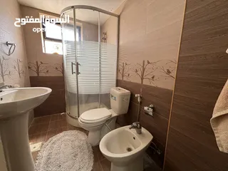 3 شقة الأحلام في أم أذينة الغربية – خصوصية، إطلالات، وأناقة بلا حدود