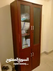  4 مكتب مع كرسي وخزانه شبه وكاله