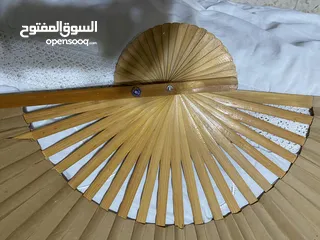 9 -برادي  -طقم شرشف طاولة وسط مربع وكوشن للشرشف   مروحة تعليق قماش بلرسم المميز والخشب المميز