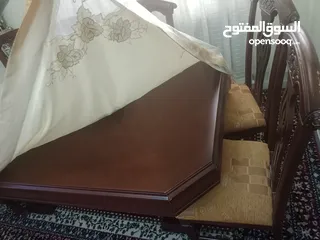  4 للبيع طاوله سفره مع 6كراسي بحالة ممتازة