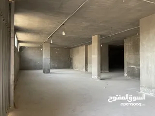 14 مخازن ومستودعات وأرض مصورة للإيجار بمساحات مختلفة