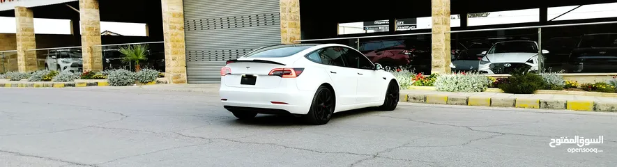  2 تيسلا 2022 model 3 فحص كامل 4 جـــيـــد بدون ملاحظات بودي (كرت ابيض) بحالة الوكالة بسعر لقطة ومحرووق