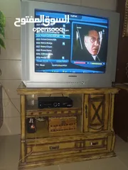  1 تلفيزون و طاوله