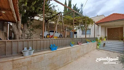  7 منزل للبيع من المالك بموقع راقي وهادئ جدا مطل الموقع سكني بمتياز