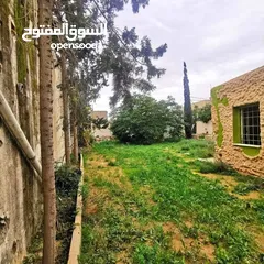  2 قطعة أرض سكنية تجارية 735م على واجهتين وعلى الطريق المعبد في طريق السدرة نهاية شارع جامع الشهيد وبها