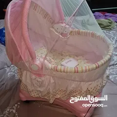  6 تخت بيبي هزاز  حركات  في موسيقى بركب عليه فلاشه وبنشبك عليه بلوتوث  بحالة الوكاله للبيع