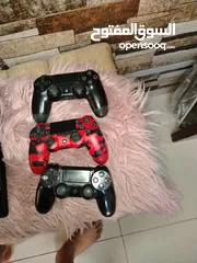  4 بلاستيشن 4للبيع مع ثلاث أيادي