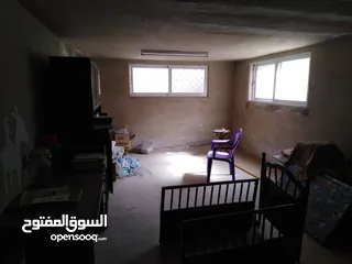  30 بيت مستقل الحصن حوض مرجم الاحيمر مساحة الارض 910 م2 مساحة البناء 240 م2 وتسويه عدد 2 واجهة حجر سور