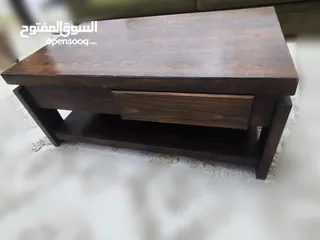  2 وحدة تلفزيون بحالة ممتازة  مع طاولة وسط بحالة جيدة