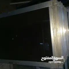  1 شبابيك المنيوم لون سلفر زجاج عسلي بحال الوكااأأله عدد 10