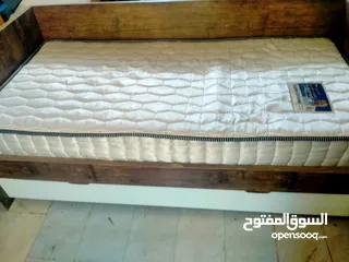  5 تخت شبابي ايكيا مع فرشة الدكتور وبداخله جارور للتخزين