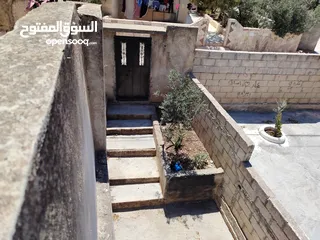  12 منزل للبيع مرخص مساحة البناء 155، عليه نص دونم