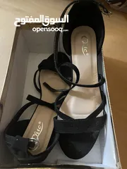  2 أحذية للبيع