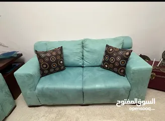  3 طقم كنب غرفة جلوس مع طاولة وسط