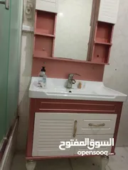  4 مغسلة عصرية مع خزانة بحالة ممتازة