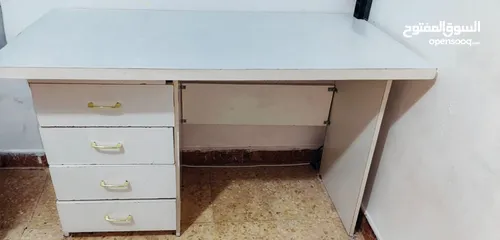  1 مكتب ابيض ومكتب بني للبيع
