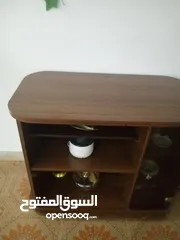  1 طاولة تلفزيون مستعمل للبيع الجاردنز بسعر مغري