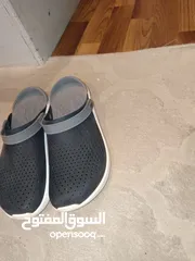  2 حذاء كروكس اصلي للبيع   Original Crocs shoes for sale