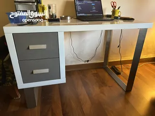  1 طاولة من ikea بحالة ممتازة