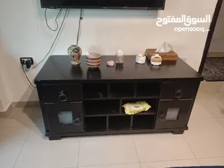  1 طاولة وسط وبيرو تلفزيون
