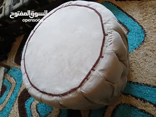  5 طاولة دائرية لون بيج، بحالة ممتازة  قطر: 77 سم المحيط: 2.60 سم.