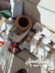  7 أغراض حمامات  بانيو فيربلاس عدد 2 _مغسله مع قاعدة عامودية عدد 3 _حوض فرنجي كامل عدد 3 _شطافة عدد 2