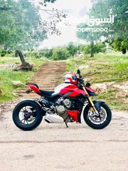  2 ducati streetfighter v4s