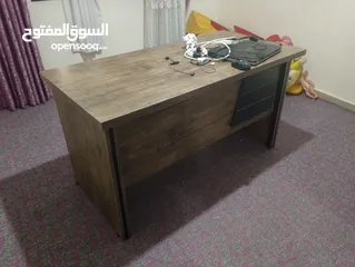  1 طاولة مكتب وكرسي مكتب مع عجلات  بحالة جيدة السعر 50 دينار  عمان الهاشمي الشمالي