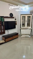  2 طاولة 3 قطع مع سفرة 8 كراسي للبيع شبه وكاله الطاولة فخمة لأصحاب الذوق الرفيع اشتريتها قبل سنه