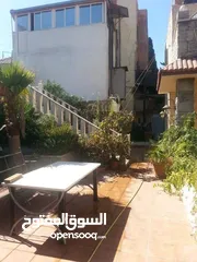  12 للبيع عمارة تجاري طولي في الأشرفية حي الارمن شارع حاتم الطائي بجانب معجنات جوهرة ارمينيا.