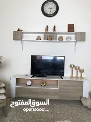  22 طاولة صالة بالون ابيض و خشبي مع تصميم يناسب جميع الديكورات يمتاز بسهولة التنظيف و يحتوي على خزانتين
