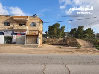  4 عمارة تجارية و سكنية  في جرش للبيع العمارة على شارعين    شارع رئيسي و شارع فرعي في منطقة حيوية