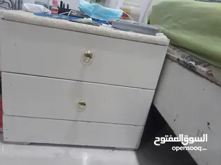  4 كبت وسرير لغرفة نوم عائلية بحالة جيدة