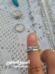  3 فضه سنسال وزنه 33 اسوارة وزها 19 وفي خاتمين باندورا وخاتم فيروز وخاتمين ستاتي واسوارة عين زرقا وخاتم