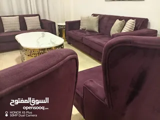  4 جلسة فاخرة بتصميم عصري وألوان ملكية! طقم كنب متكامل باللون العنابي الغني، قماش مخملي ناعم ومريح