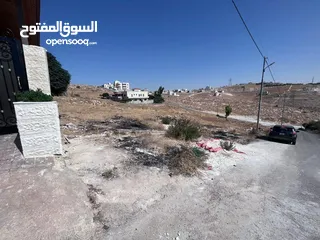  8 ارض سكنية مساحة 890 متر على 3 شوارع للبيع
