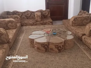  4 جلسة عربية بحالة جيدة جدا مع مراكي وطاولات