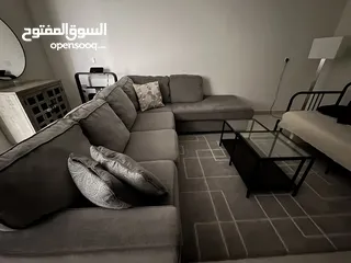 3 كنبة مريحه من اشلي   وسرير قابل للتمدد كامل من ايكيا  وكرسي استرخاء من ابيات   للبيع.. للجادين فقط