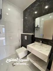  5 شقه 180م طابق أول بالقرب من الكلية العليمة الإسلامية منطقة الفلل